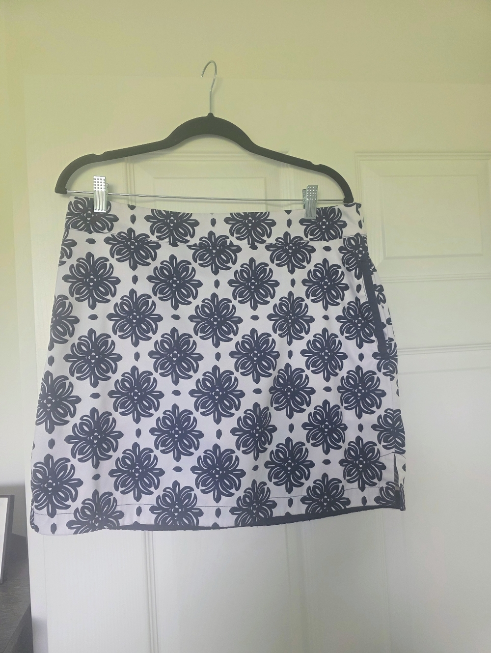 VINEYARD VINE Women's Navy and White Floral A-Line Skort